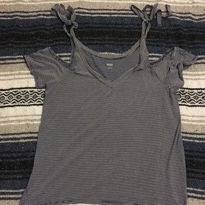 Cold shoulder tee with bows.